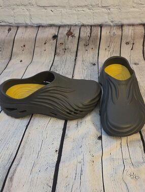 Crocs Echo Wave Black Sand Womens Size 8